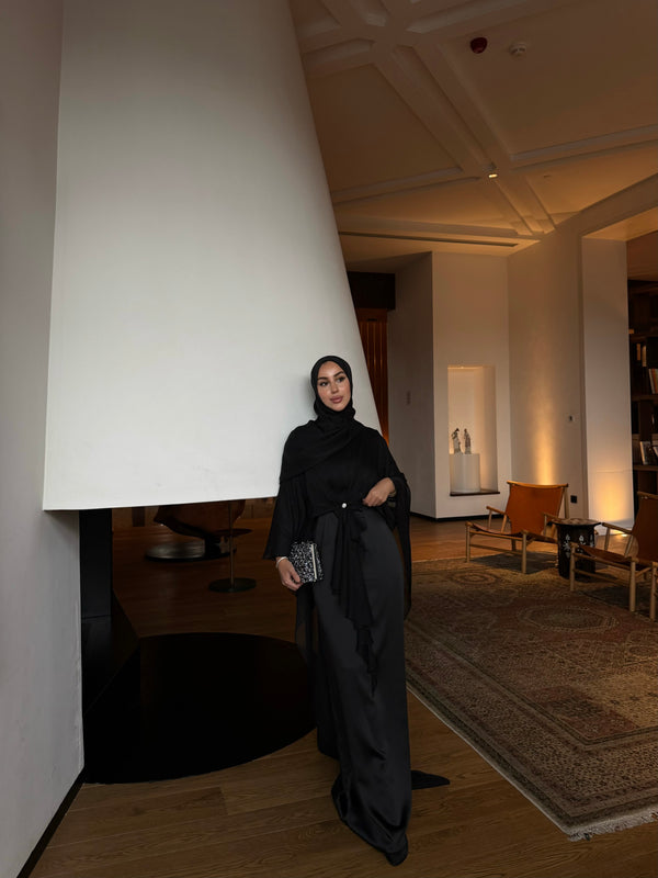 Karla Saten Şifon Detaylı Siyah Elbise